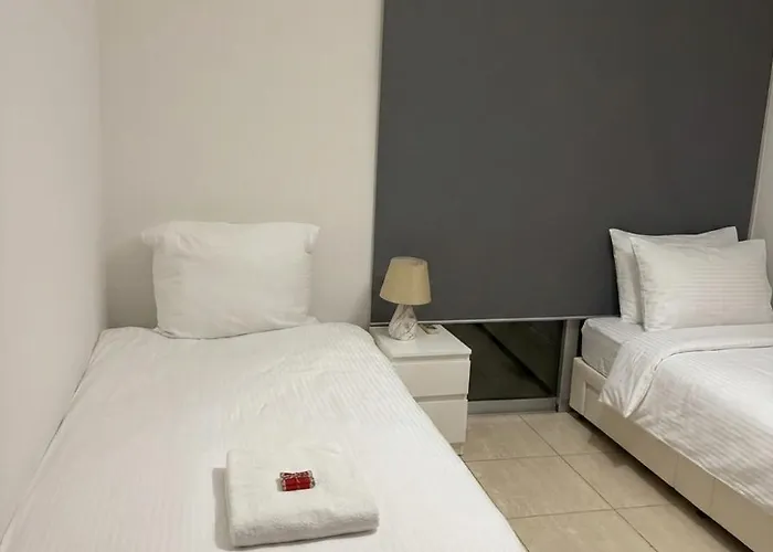 Апартаменти Lux Beachside Ларнака